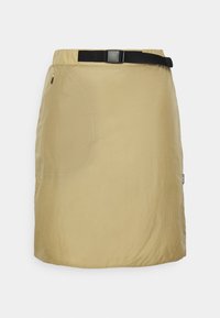 Saia kaki até ao joelho, feita de nylon leve, com um cinto ajustável preto, um bolso com fecho de correr lateral e uma textura suave e ligeiramente brilhante.