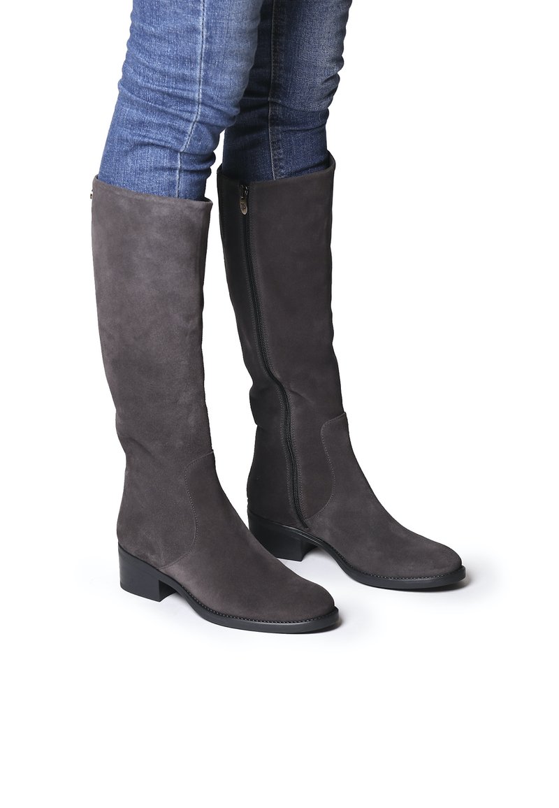 Bottes grises jusqu'au genou en daim, dotées d'une fermeture éclair sur le côté, d'un bout carré et d'un petit talon carré. Texture lisse avec des accents minimaux.