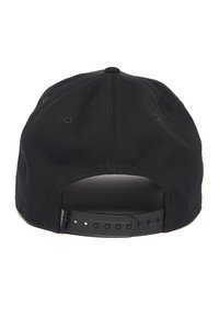 Gorra negra con diseño de seis paneles, textura de tela, agujeros de ventilación y cierre ajustable de plástico tipo snapback.