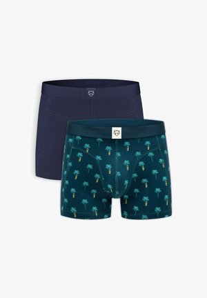 Zwei Herren-Boxershorts, eine in einfarbigem Dunkelblau und eine in dunklem Türkis mit türkis-gelbem Palmenmuster, beide mit Logotag in der Mitte des Taillenbunds.
