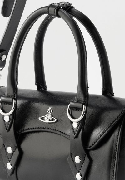 Μαύρη δερμάτινη τσάντα με διπλά κυλινδρισμένα χερούλια, ασημένιο μεταλλικό δαχτυλίδι και ασημένιο λογότυπο orb στην εμπρόσθια πτέρυγα.