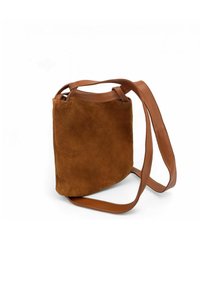 Sac à main en daim marron avec une bandoulière en cuir lisse. Forme rectangulaire avec une base légèrement arrondie. Design minimaliste, aucune quincaillerie visible.
