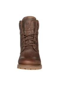 Bota de tornozelo de couro castanho com biqueira redonda, design de cordões, ilhós metálicos e acabamento texturizado. Sola robusta de cor clara.