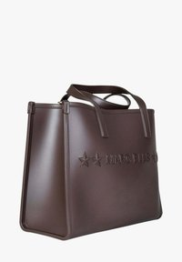 Bolso tote de cuero vegano marrón con nombre de la marca y motivos de estrellas en relieve. Cuenta con asas dobles resistentes y un diseño estructurado y espacioso.