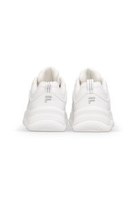 Baskets blanches de sport avec une semelle rembourrée, un col matelassé et des accents texturés. La vue arrière montre le logo et des détails cousus.