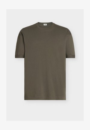 Camiseta lisa de manga corta y cuello redondo en verde oliva con una pequeña etiqueta blanca en la parte interior trasera del cuello.