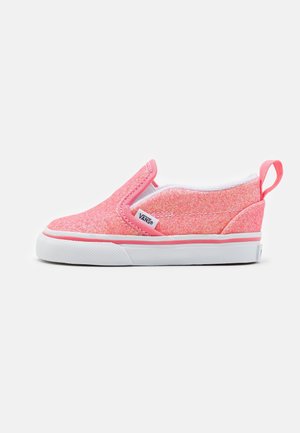 Chaussure enfant rose à enfiler avec semelle blanche, logo Vans sur le côté, et languette au talon, vue de profil sur fond blanc.