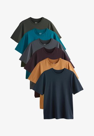 Tri rady piatich tričiek s krátkym rukávom v rôznych farbách: tmavozelená, tyrkysová, sivá, bordová, horčicová a tmavomodrá. Mäkko bavlnené tkaniny.