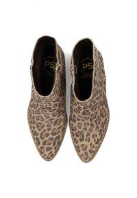 Botines hasta el tobillo con estampado de leopardo hechos de tela texturizada, con punta afilada y cierre lateral para facilitar el uso. Paleta de colores marrón y beige.