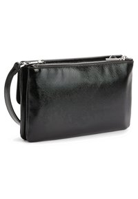 Černá texturovaná syntetická kopé s uzávěrem na zip a odnímatelným ramenním popruhem. Má elegantní obdélníkový tvar.