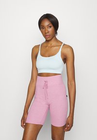 Sweaty Betty FOUNDATION SEAMLESS YOGA BRA - Sutiã desportivo de suporte ligeiro - alpine blue