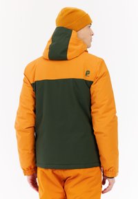 Dvojfarebná bunda v oranžovej a zelenej farbe, s kapucňou, elastickými manžetami a logom na hornej časti chrbta. Hladk�á textura, zateplený dizajn.