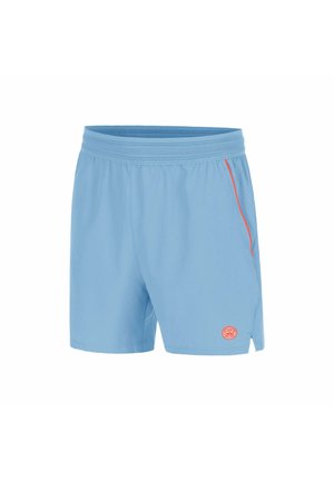 Short de sport bleu clair avec taille élastique, liseré rouge sur les côtés, petit logo circulaire rouge près de l’ourlet sur la jambe gauche.