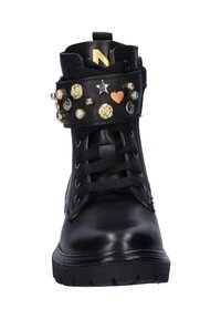 Zwarte leren enkelboot met vetersluiting en decoratieve band met gouden, zilveren, parelstuds, sterren, harten en bloemenversieringen.