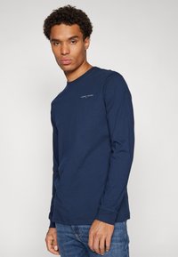 Tommy Jeans SLIM LINEAR TEE - Camisola de manga comprida - dark night navy