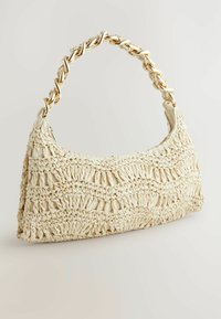 Weißer gewebter Handtasche mit strukturierten Oberfläche und einem massiven goldenen Kettengriff. Verfügt über einen Reißverschluss und eine kantige Form.