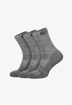 Chaussettes en coton grises vendues par pack de trois, avec une partie supérieure côtelée, un talon renforcé et un motif texturé sur la semelle. Détail du logo noir.