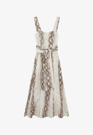 Ærmeløs midikjole med brede stropper, slangeskinds mønster i beige og brun, med et stofbælte bundet i taljen.