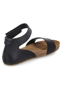 Sandalo in pelle nera con design aperto, dotato di outsole in sughero testurizzato e dettagli cuciti lungo la suola. Cinturino regolabile al tallone.