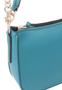 Sac à épaule en cuir turquoise au toucher lisse, avec quincaillerie dorée et un bord contrastant plus foncé. Il dispose d'une fermeture éclair et d'une chaîne en bandoulière.