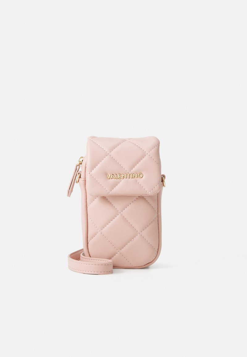 Bolsa para telefone em pele rosa acolchoada com ferragens douradas, fecho de aba superior e alça ajustável. Apresenta um padrão de costura em forma de diamante.