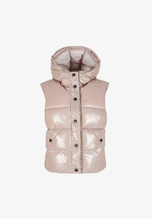 Różowa puchowa kamizelka z kapturem, posiadająca błyszczącą teksturę, zatrzaski oraz skośne pikowanie. Bez rękawów, z kieszeniami z przodu.