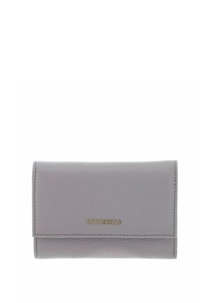 Portefeuille en cuir gris clair avec fermeture à rabat et logo doré "COCCINELLE" centré sur le devant.