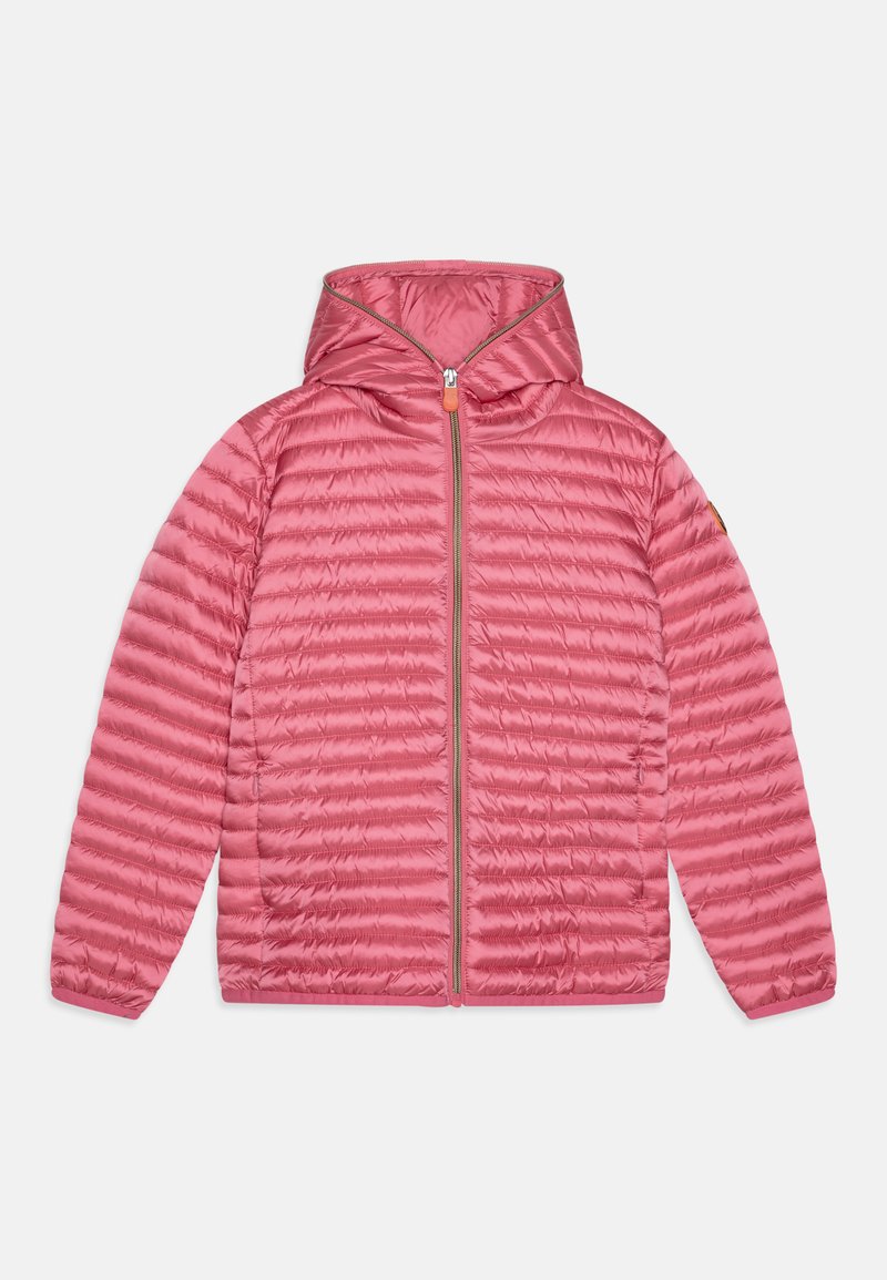 Gevoerde roze jas met capuchon, voorzien van een horizontaal quiltpatroon, volledige ritssluiting aan de voorkant en elastische manchetten. Geaccentueerd met een logo op de mouw.