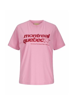T-shirt rose à manches courtes avec texte rouge indiquant « "montreal quebec" » et « "The Farine Five Roses Sign Landmark" » avec des graphiques d'étoiles.
