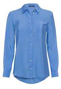 Camisa de manga larga de color azul claro, hecha de un material suave y brillante. Presenta un cuello de pico, cierre frontal con botones y un bolsillo en el pecho.