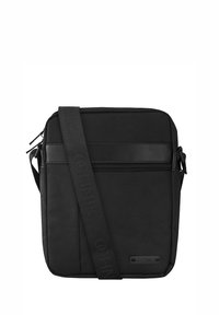 Czarna torba na ramię w płaskim kształcie, wykonana z trwałej tkaniny, z zapinaną na zamek przednią kieszenią i regulowanym paskiem. Gładka faktura.