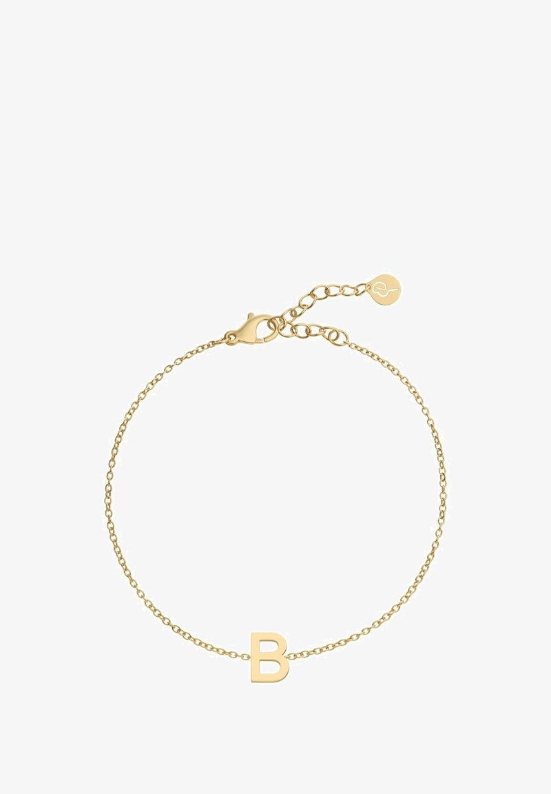 Pulsera de cadena chapada en oro con un charm en forma de letra mayúscula "B", cierre de langosta y longitud ajustable con una pequeña etiqueta.
