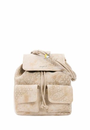 Beige ruskindrygsæk med blomsterrelieff, to forlommer, snøre lukning og en knudet skulderrem med små metalliske vedhæng.