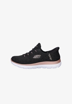 Baskets Skechers Slip-Ins noires avec accents rose clair, tige en maille, semelle blanche et logo « S » de la marque sur le côté.