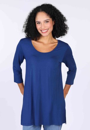 Marineblaues, langärmeliges Oberteil mit Rundhalsausschnitt, gefertigt aus weichem, glattem Stoff. Das Modell hat einen lockeren Schnitt und seitliche Schlitze am Saum.