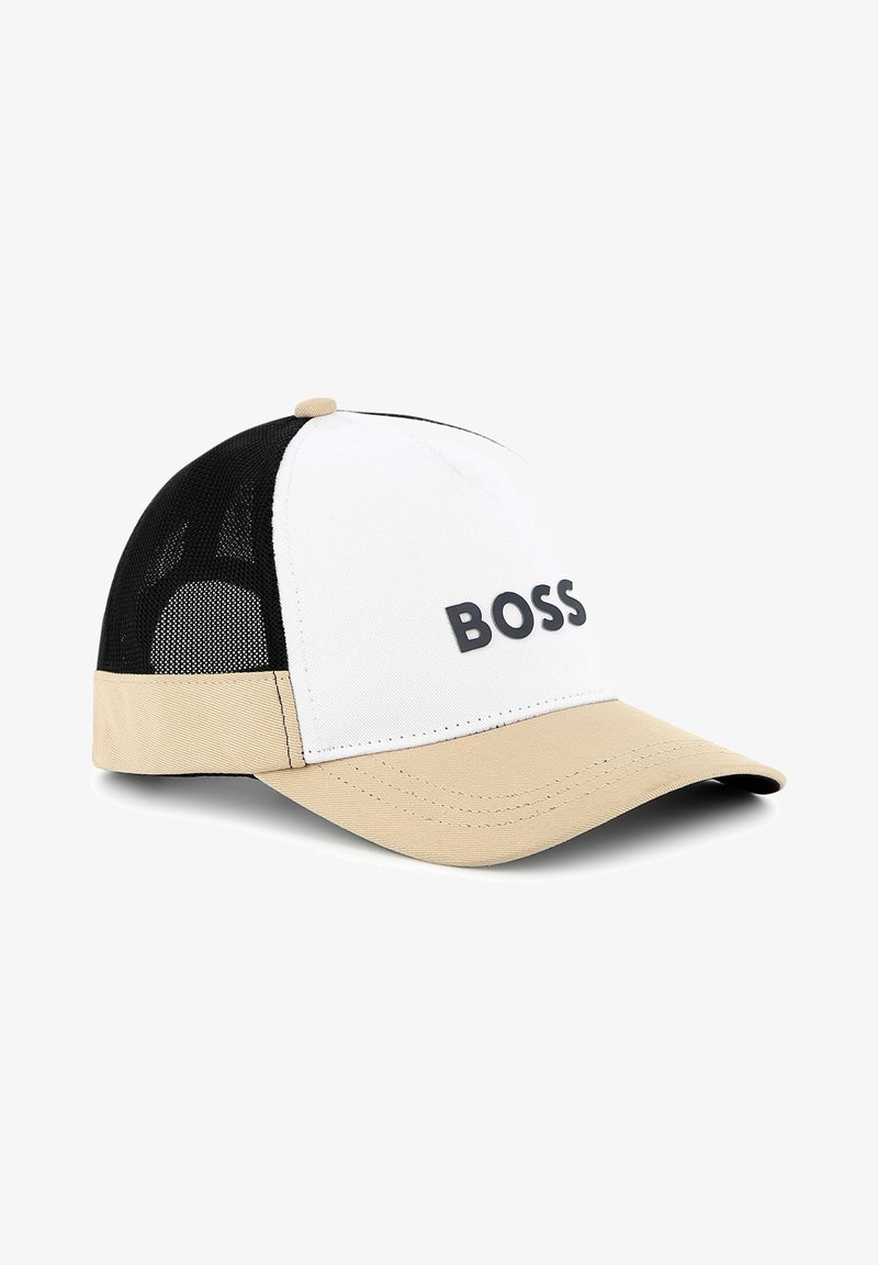 Witte en beige baseballcap met zwarte gaas zijkanten, met een opvallend zwart "BOSS" logo aan de voorkant en een gebogen klep.