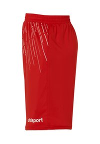Shorts de sport rouges en tissu léger. Dotés d'une taille élastique et d'un motif de rayures dégradées blanches sur un côté. Logo affiché.