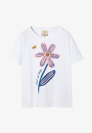 Fehér rövid ujjú póló, amelyen egy nagy rózsaszín és kék virág látható sárga középpel, egy kis méh, valamint a szöveg "let it bee" a szárán.