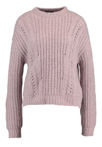 Pull tricoté rose clair épais avec motifs torsadés et côtes, manches longues et col rond.
