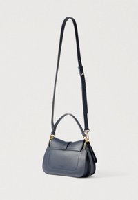 Tengerészkék bőr kézitáska strukturált formával, egy felső fogóval, állítható hosszú pánttal, arany színű fém kiegészítőkkel és a logóval dombornyomva az elején.