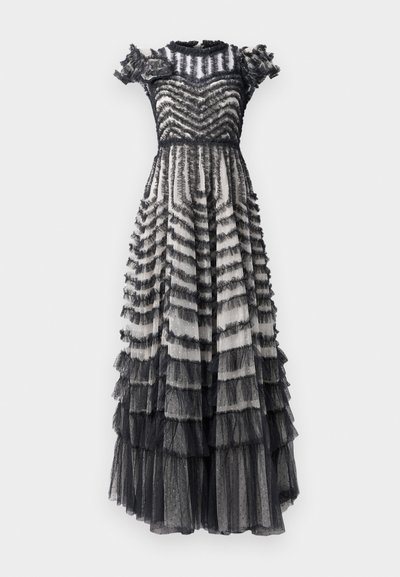 Robe noir et grise en niveaux avec des accents froncés, présentant un corsage ajusté et une jupe évasée, faite de tissu transparent à pois.