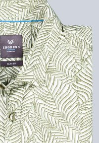 Kurzarmhemd aus leicht grünem Baumwollstoff mit Blättermuster. Verfügt über eine schmale Passform, einen Button-down-Kragen und ein Markenetikett am Kragen.