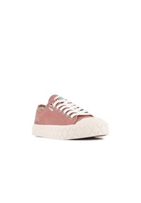 Baskets en suède rose avec des lacets blancs, dotées d'une semelle en caoutchouc texturé blanc cassé et de détails de logo sur le côté. Design basse.