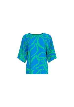 Korte mouwen top in helderblauw met een groen abstract bladpatroon. Heeft een ronde halslijn en een losse, ontspannen pasvorm. Glad textuur.
