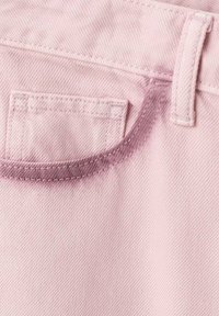 Buzunar din denim roz deschis, cu o cusătură vizibilă și cusături contrastante de culoare roz închis. Textură netedă a țesăturii, formă rectangulară și design clasic.