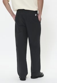 Matinique MACHINO PLEAT  - Pantalon classique - black