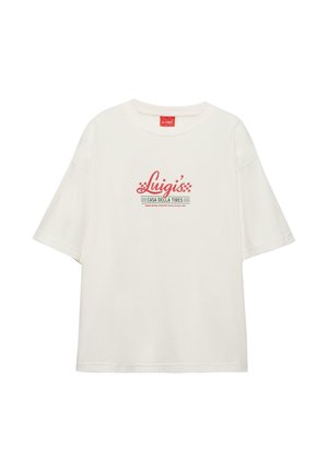 Tricou alb cu mâneci scurte, cu text roșu „Luigi's Casa Della Tires” și design în carouri, centrat în față.