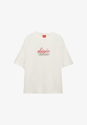 Tricou alb cu mâneci scurte, cu text roșu „Luigi's Casa Della Tires” și design în carouri, centrat în față.