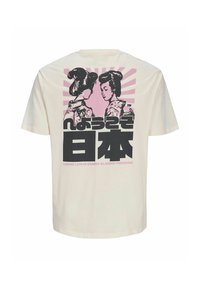 Hrbtna stran majice z grafiko dveh žensk v tradicionalnih pričeskah, rožnato ozadje z žarki sonca, velik japonski napis in "Živeti življenje v raju češnjevih cvetov."