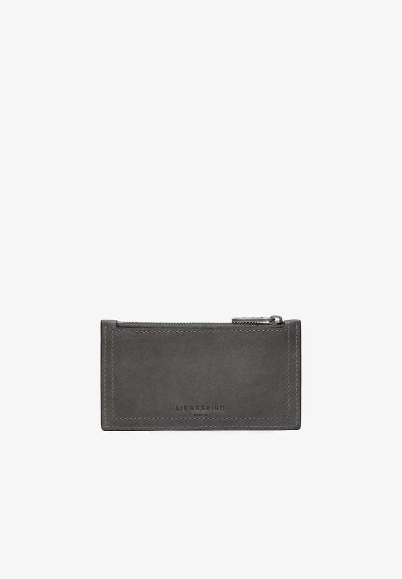 Graue Lederbörse mit glatter Textur, Reißverschluss oben und eingeprägtem Markennamen auf der Vorderseite. Rechteckige Form und minimalistisches Design.